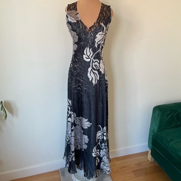 KOMAROV Floral Black White Lace-Up Back V-Neck Sleeveless Maxi Dress NWT Size S - Picture 1 of 9